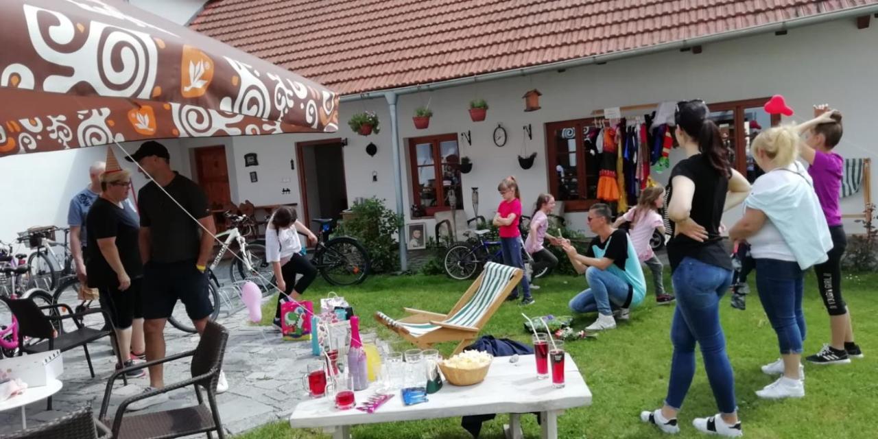 Penzion A Hospoda Na Statku Hluboká nad Vltavou المظهر الخارجي الصورة