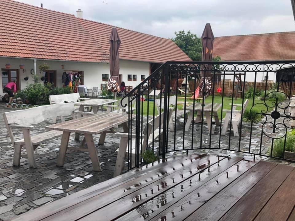 Penzion A Hospoda Na Statku Hluboká nad Vltavou المظهر الخارجي الصورة
